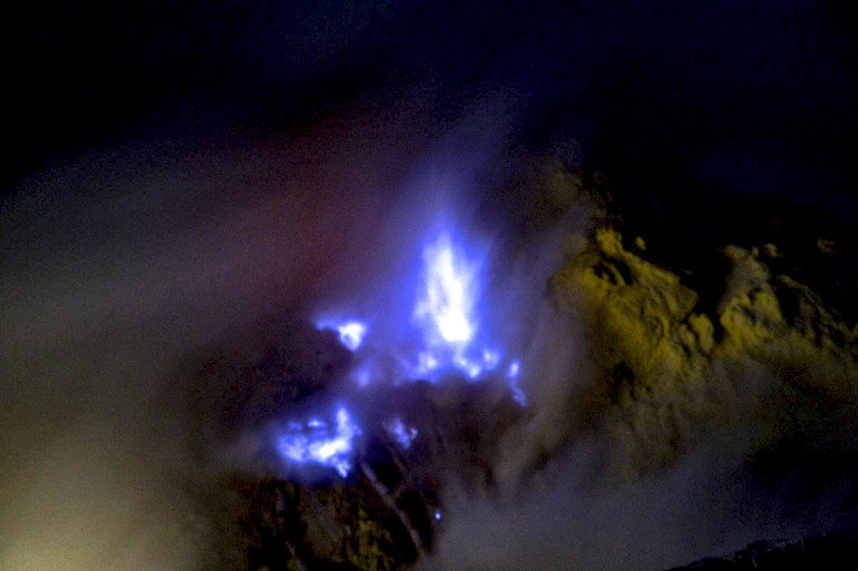 volcán Ijen fuego azul