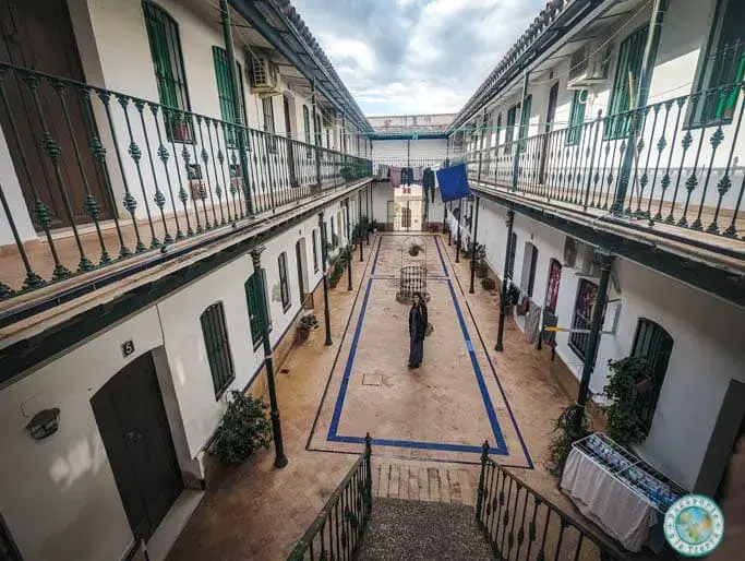 patio-porticado-vecinos-el-coronil