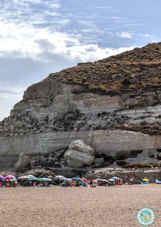 cuevas-playa-agua-amarga