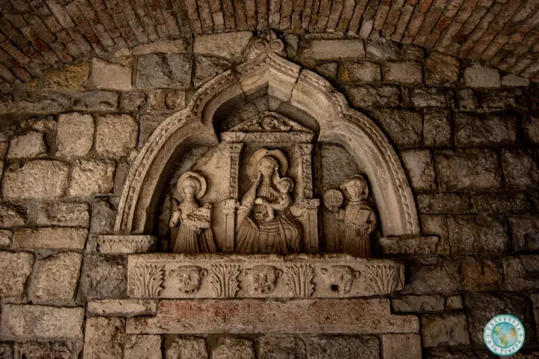 relieve-figuras-religiosas-puerta-del-mar