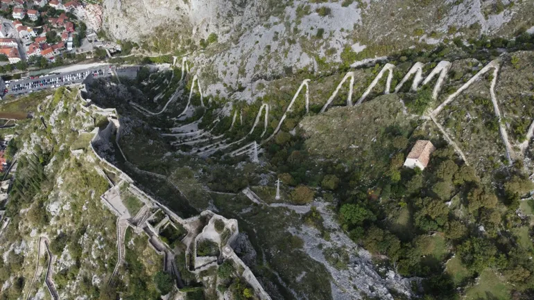 serpentine-road-bahia-de-kotor