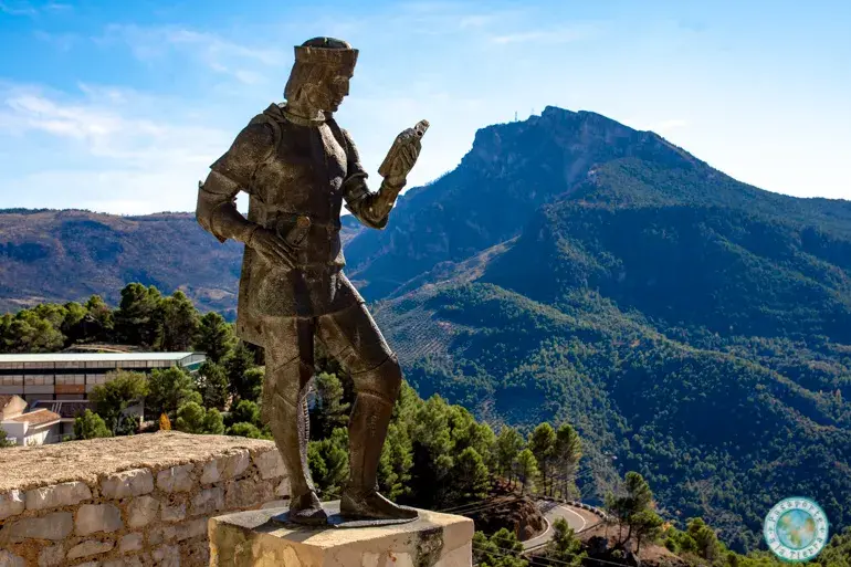 estatua-jorge-manrique-que-ver-en-segura-de-la-sierra