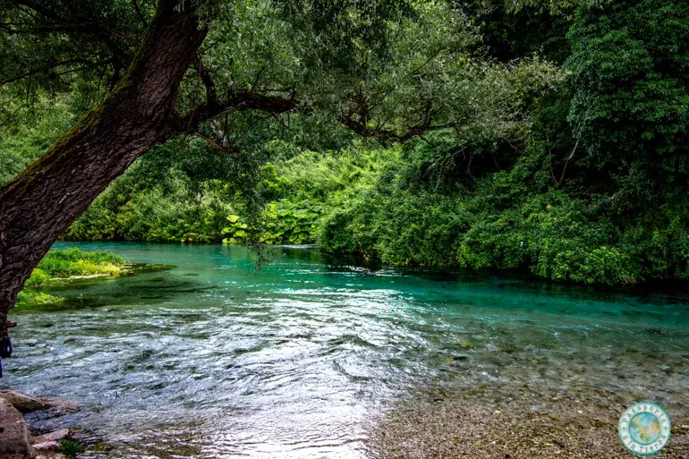riachuelo-aguas-turquesas-albania
