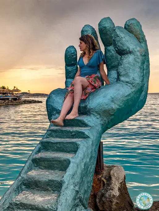 mano-en-la-playa-ksamil