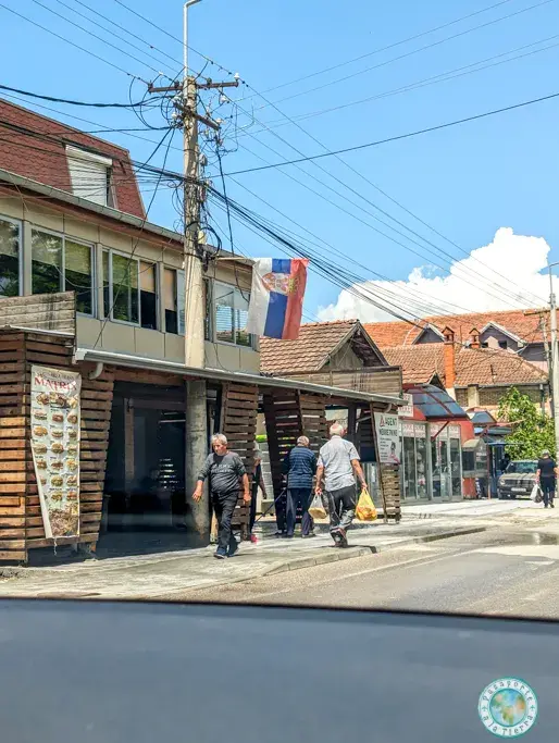 pueblo-gracanica-bandera-serbia-en-kosovo
