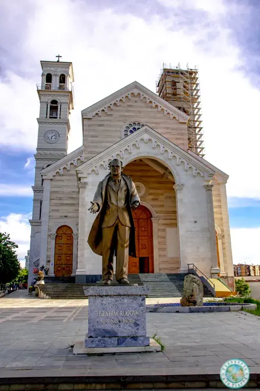estatua-ibrahim-rugova-que-ver-en-pristina