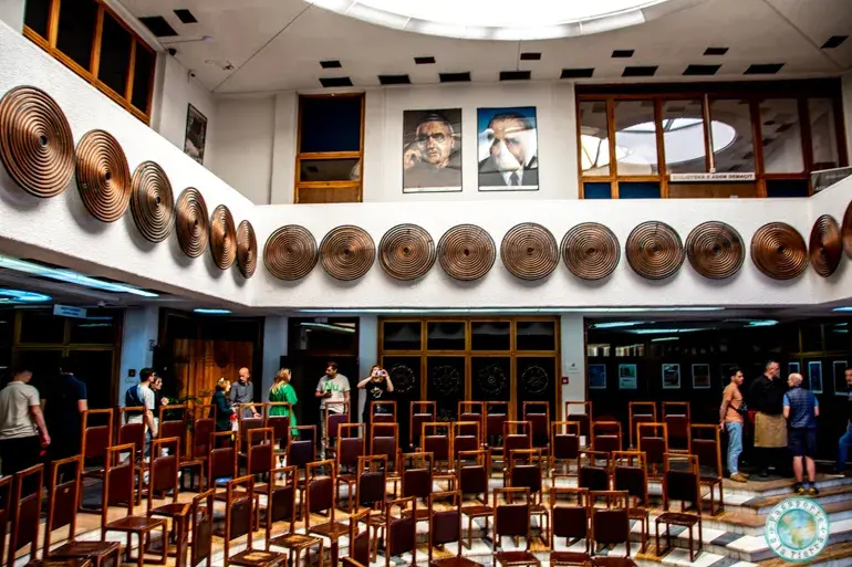 visitar-biblioteca-nacional-pristina
