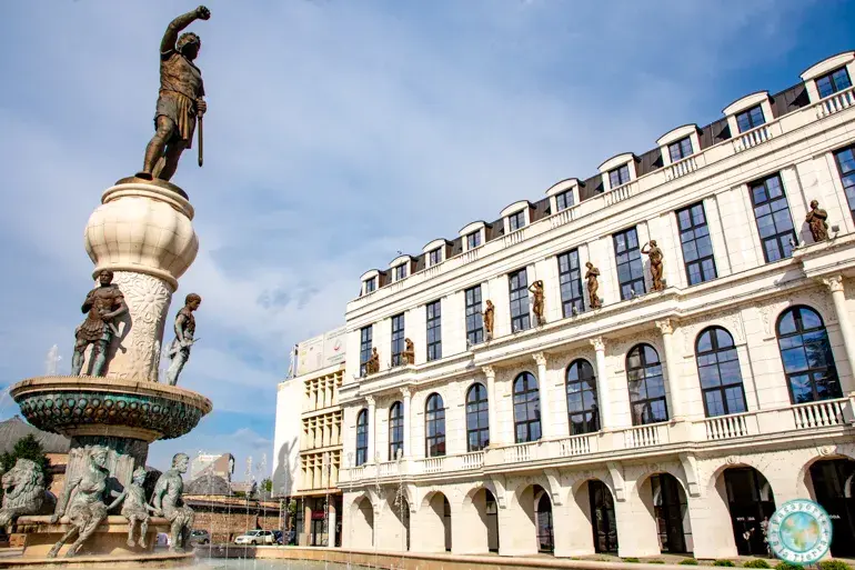 estatua-philip-ii-plaza-rebelion-karposh