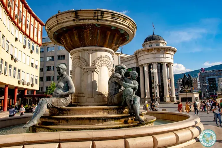 fuente-estatuas-madre-alejandro-magno-plaza-rebelion-kasposh