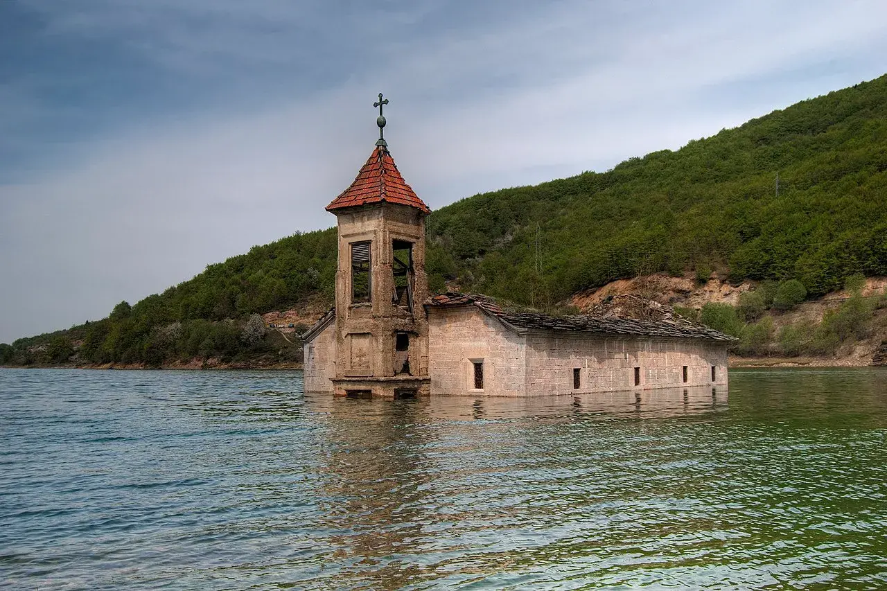la-iglesia-sumergida-de-mavrovo-macedonia-del-norte