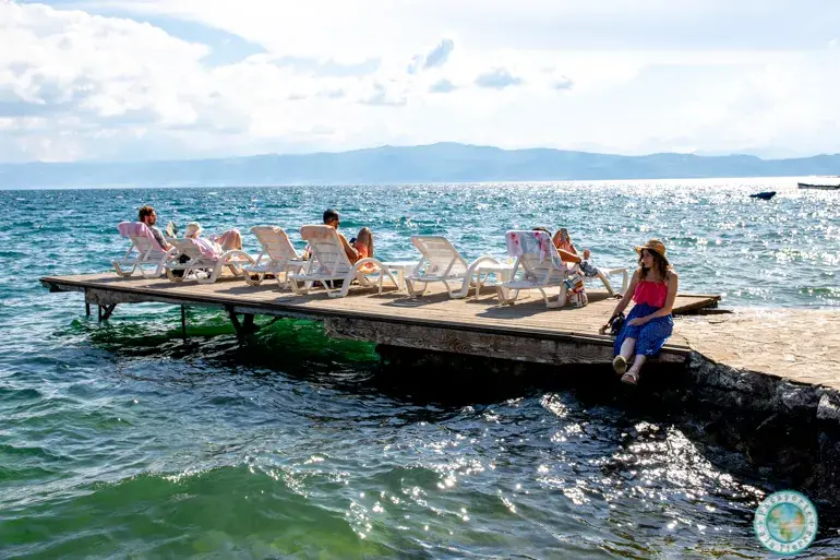 playa-tarima-madera-lago-ohrid