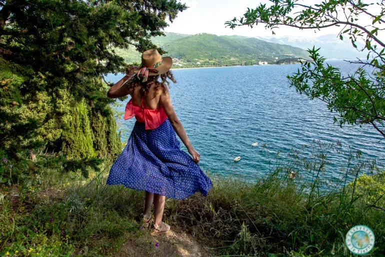 sendero-junto-lago-ohrid-iglesia-san-juan-kaneo