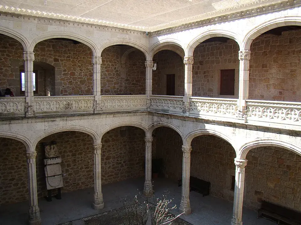 interior-castillo-de-los-condes