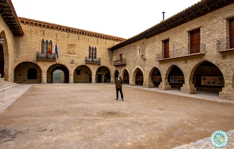 plaza-porticada-cantavieja