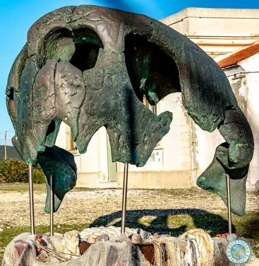 escultura-craneo-bronce-faro-trafalgar