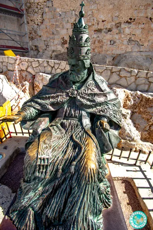 estatua-del-papa-luna-que-ver-en-Peñíscola