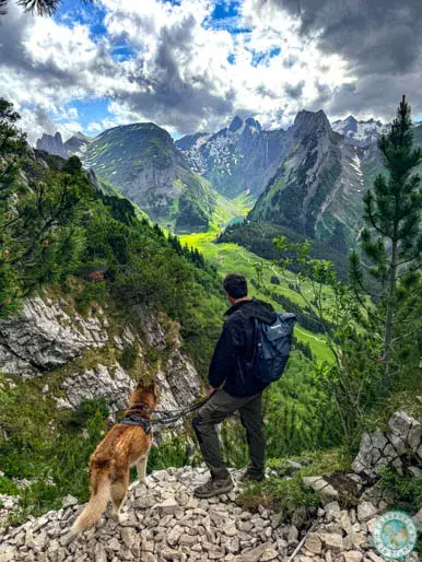 ruta-saxer-lücke-lago-fälensee-con-perro