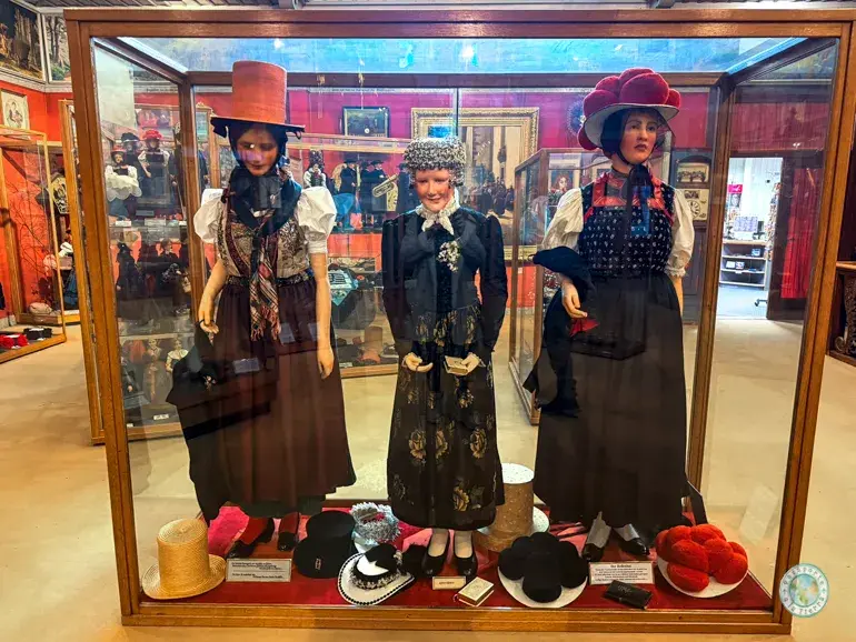 black-forest-museum-ropa-tradicional-sombreros-bollenhut